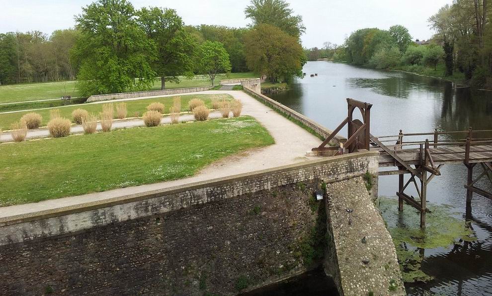 Sully-sur-Loire kastély